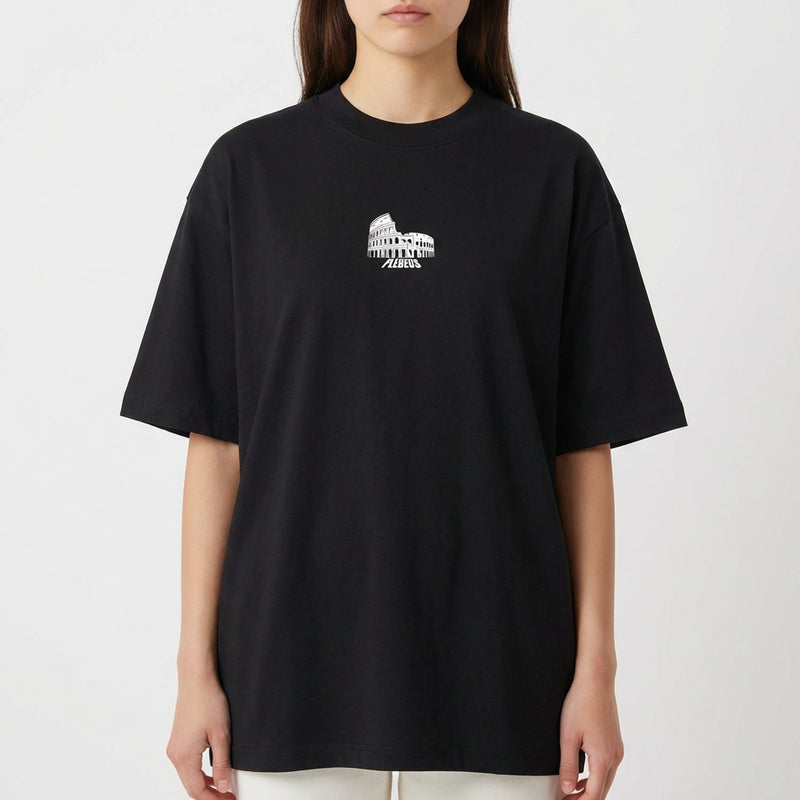 Camiseta com estampa frontal de uma construção em estilo clássico e texto pequeno, e estampa traseira de uma cruz com uma pomba, mãos rezando e a palavra "forgiveness".