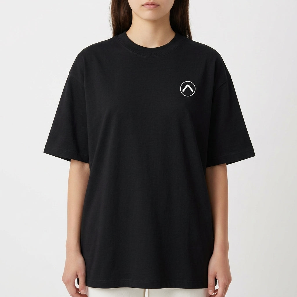 Camiseta com estampa frontal de símbolo minimalista e estampa traseira de fita cassete retro em cenário neon com palmeiras e pôr do sol vibrante.