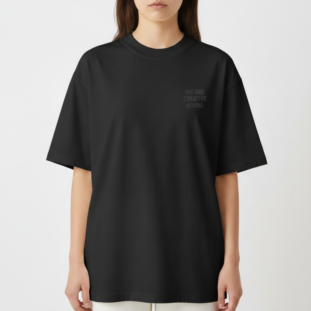 Camiseta com estampa frontal de texto "WE ARE CREATIVE MINDS" e estampa traseira maior com mesma frase, acompanhada de texto menor "just ship it".