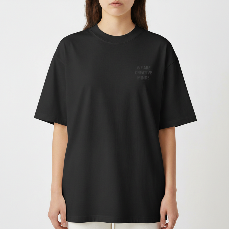 Camiseta com estampa frontal de texto "WE ARE CREATIVE MINDS" e estampa traseira maior com mesma frase, acompanhada de texto menor "just ship it".