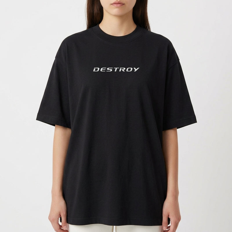 Camiseta com estampa frontal de texto estilizado "DESTROY" e estampa traseira de copo antropomórfico com verduras, textos e bebida ao lado.