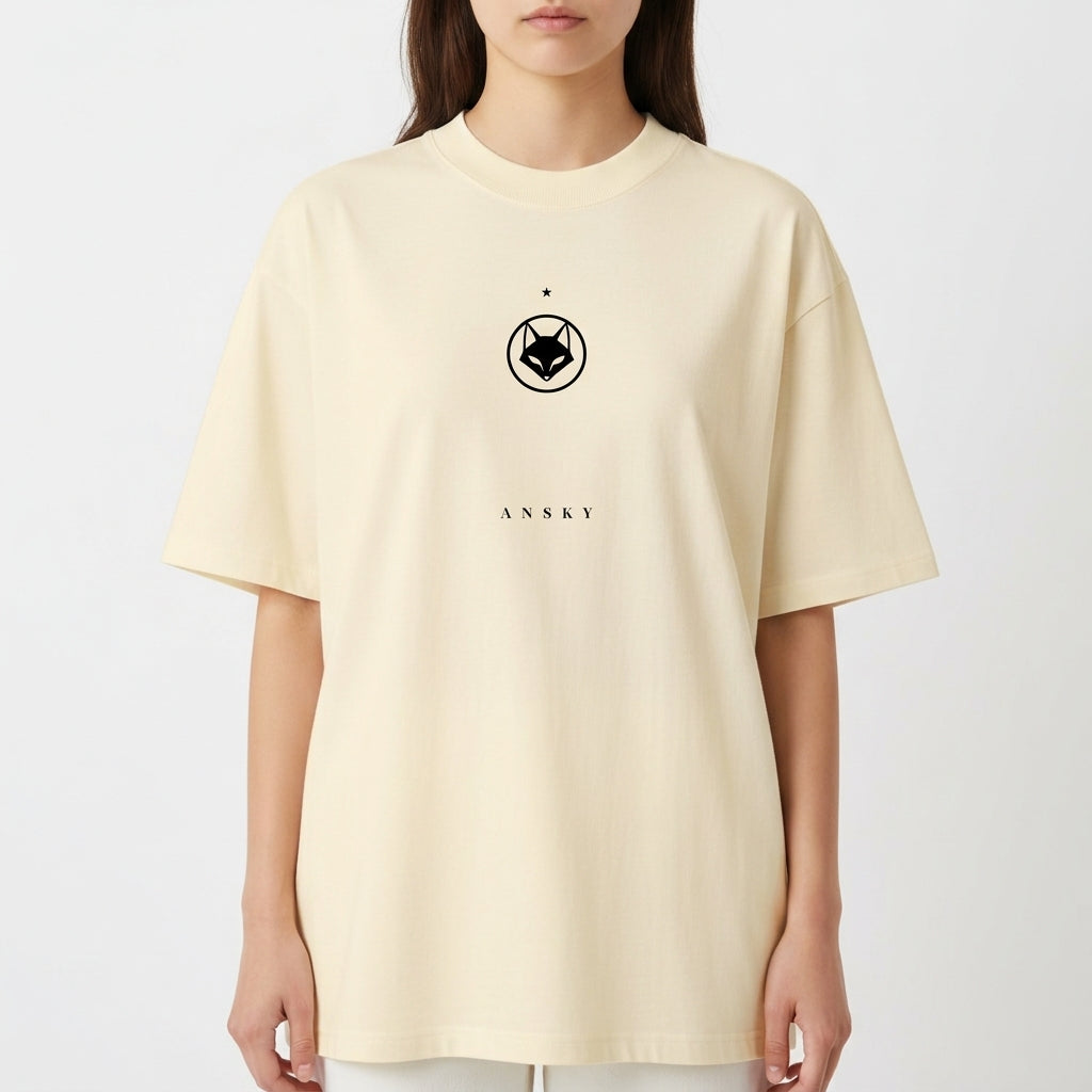 Camiseta com estampa frontal de símbolo geométrico com raposa centrada e texto abaixo e estampa traseira de raposa caminhando sob texto curvo e estrela.