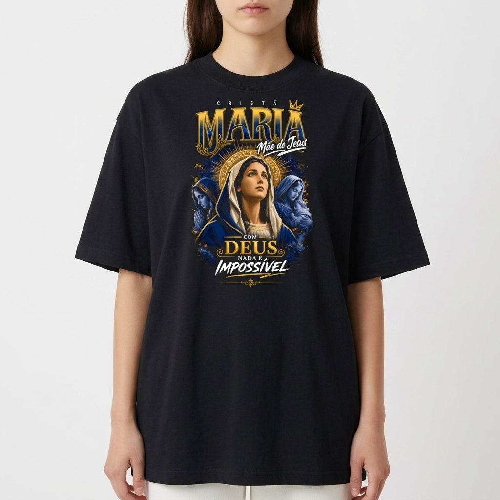Camiseta com estampa frontal de imagem de Maria com manto, cercada por anjos, acompanhada de coroa e frases "Mãe de Jesus" e "Com Deus nada é impossível".