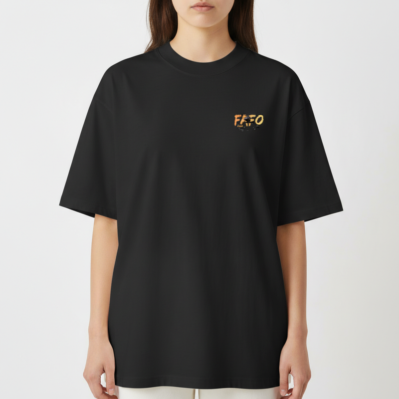 Camiseta com estampa frontal de letras grandes "FAFO" e estampa traseira de imagem de homem com helicópteros ao fundo e frases "Fuck Around Find Out".