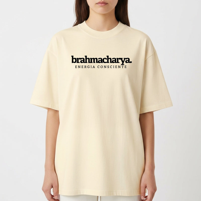 Camiseta com estampa frontal de "brahmacharya energia consciente" e estampa traseira de "yamas" com lista de conceitos como "satya" e "aparigraha".