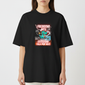 Camiseta com estampa frontal de um dinossauro verde sorridente, acompanhado por textos variados, setas, número "79" e elementos gráficos dinâmicos.
