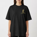 Camiseta com estampa frontal de símbolo com coroa e texto, e estampa traseira de carpa koi sob lua, cercada por águas e flores, com descrições.