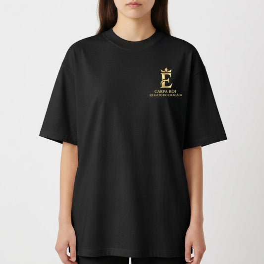 Camiseta com estampa frontal de símbolo com coroa e texto, e estampa traseira de carpa koi sob lua, cercada por águas e flores, com descrições.