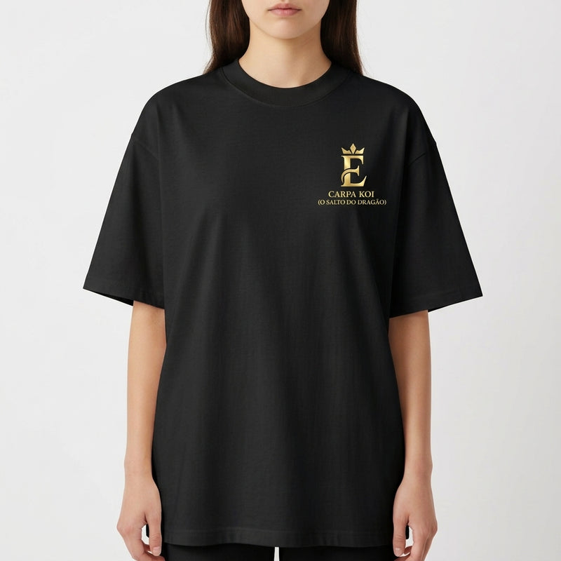 Camiseta com estampa frontal de símbolo com coroa e texto, e estampa traseira de carpa koi sob lua, cercada por águas e flores, com descrições.