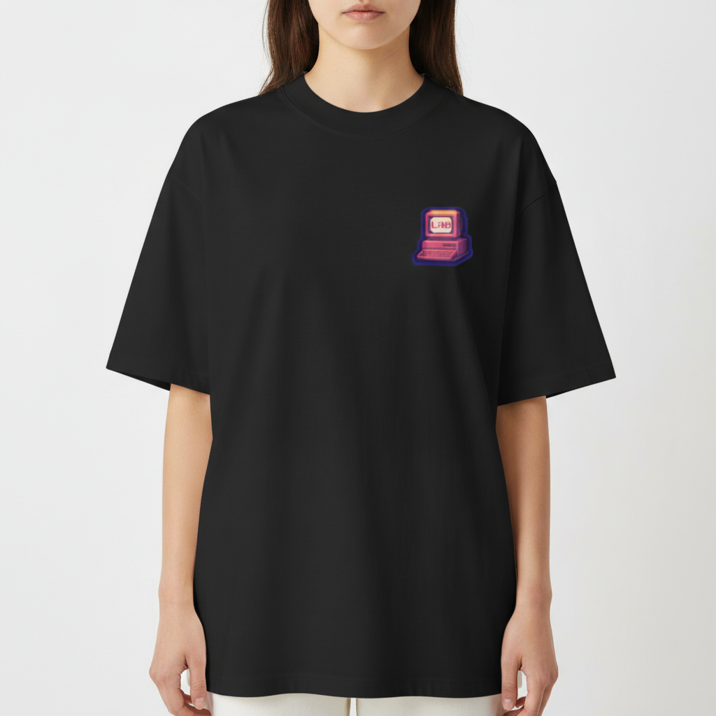 Camiseta com estampa frontal de ícone de computador retrô com a palavra "LAB" e estampa traseira de texto em camadas "LUGAR ABENÇOADO" com estrelas.