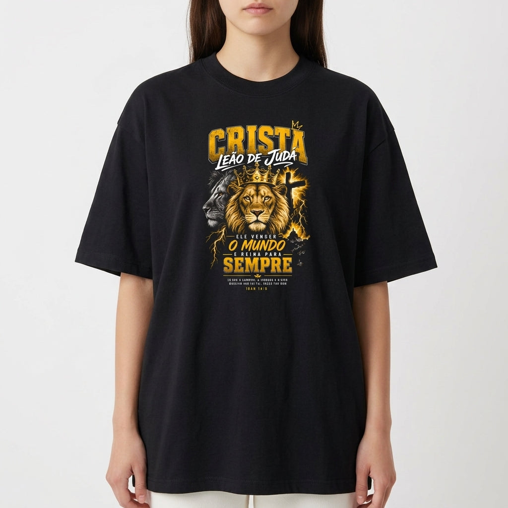 Camiseta com estampa frontal de um leão centralizado, contornado por detalhes gráficos e frases em destaque que remetem a temas de força e poder.