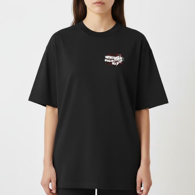 Camiseta com estampa frontal de figura estilizada e texto sobreposto e estampa traseira de dragão detalhado em estilo oriental com traços sinuosos.