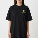 Camiseta com estampa frontal de coroa estilizada e texto "A Fênix Asiática (Fenghuang)" e estampa traseira de fênix entre nuvens e chamas sob a lua.