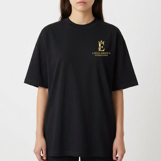 Camiseta com estampa frontal de coroa estilizada e texto "A Fênix Asiática (Fenghuang)" e estampa traseira de fênix entre nuvens e chamas sob a lua.