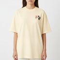 Camiseta com estampa frontal de cabeça estilizada com detalhes vermelhos e estampa traseira de personagem sobre cidade com sol poente e caracteres gráficos.