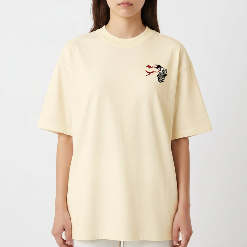 Camiseta com estampa frontal de cabeça estilizada com detalhes vermelhos e estampa traseira de personagem sobre cidade com sol poente e caracteres gráficos.