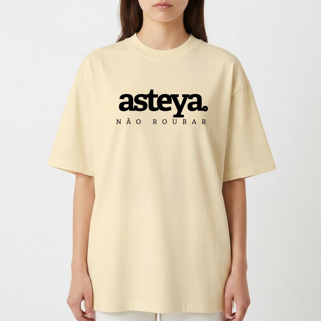 Camiseta com estampa frontal de "asteya" e "NÃO ROUBAR" e estampa traseira de "yamas" com lista de palavras como "satya", "brahmacharya", "ahimsa", "asteya" e "aparigraha".
