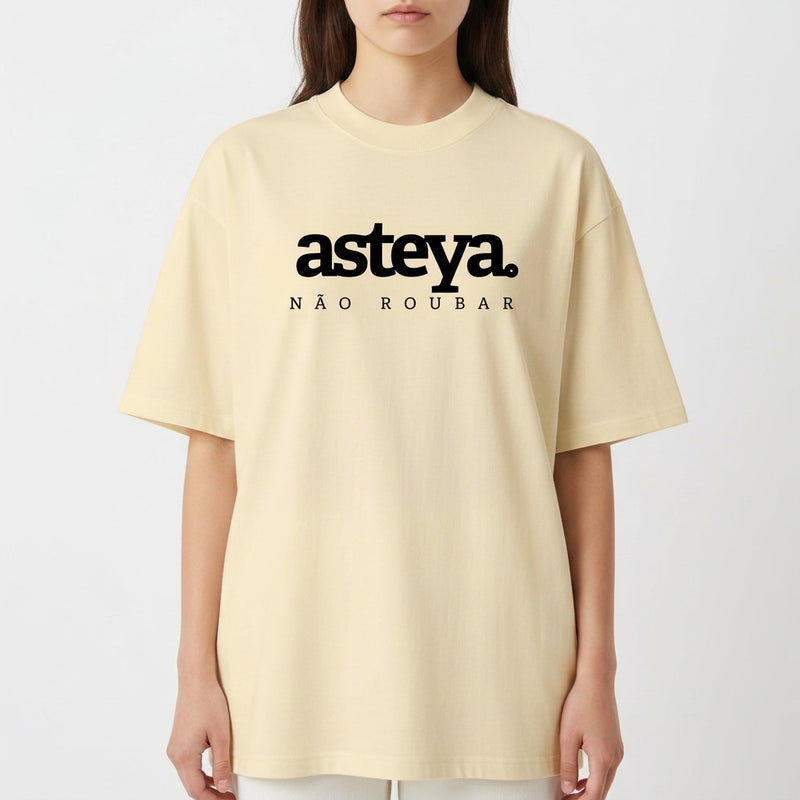 Camiseta com estampa frontal de "asteya" e "NÃO ROUBAR" e estampa traseira de "yamas" com lista de palavras como "satya", "brahmacharya", "ahimsa", "asteya" e "aparigraha".