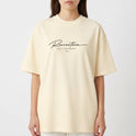 Camiseta com estampa frontal de lettering cursivo "Raceteam Built Different" e estampa traseira de iniciais sobrepostas em fonte de grande porte "RC TM".