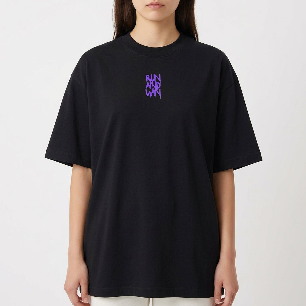 Camiseta com estampa frontal de letras estilizadas, formando uma composição vertical.