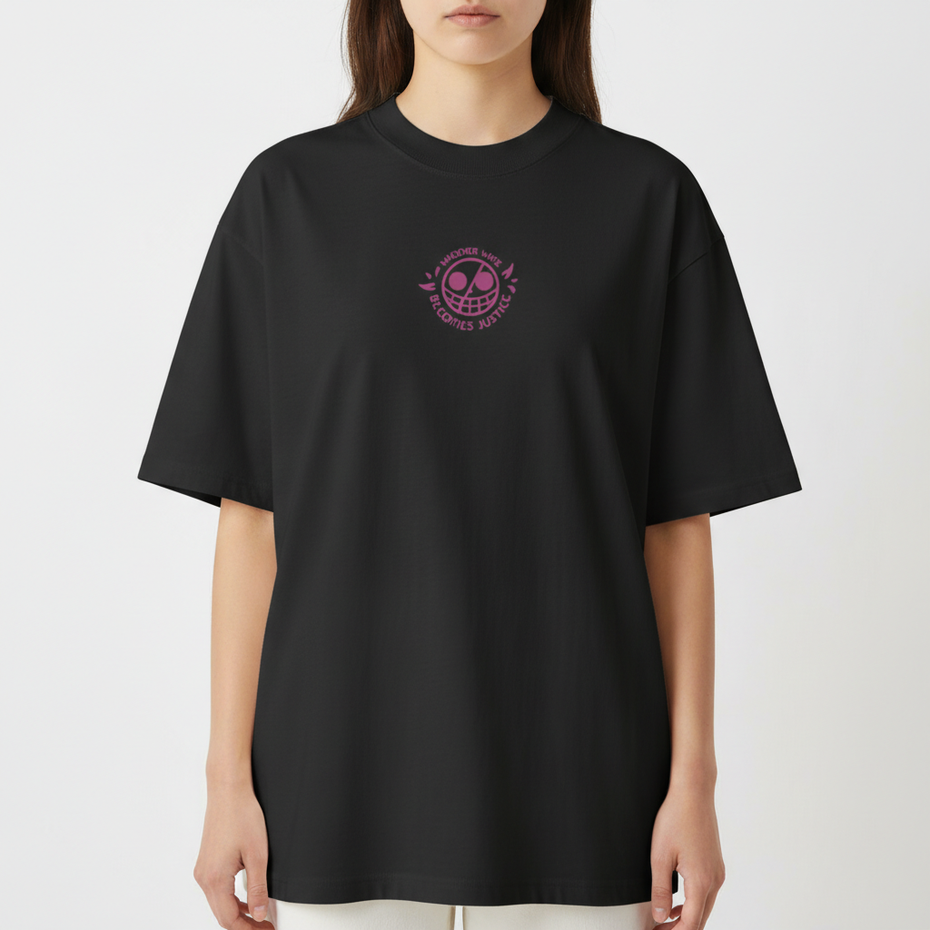 Camiseta com estampa frontal de logotipo circular com elementos de folhas e texto ao redor e estampa traseira de figura sombria com fundo circular abstrato.