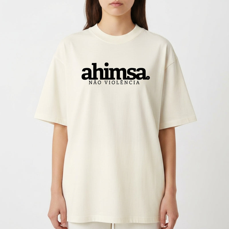 Camiseta com estampa frontal de "ahimsa. não violência" e estampa traseira de "yamas. satya verdade, brahmacharya moderação, ahimsa não violência, asteya não roubar, aparigraha desapego".