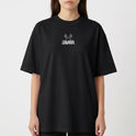 Camiseta com estampa frontal de duas caveiras cruzadas acima da palavra "LOWKEY" e estampa traseira da mesma palavra em estilo sombreado.