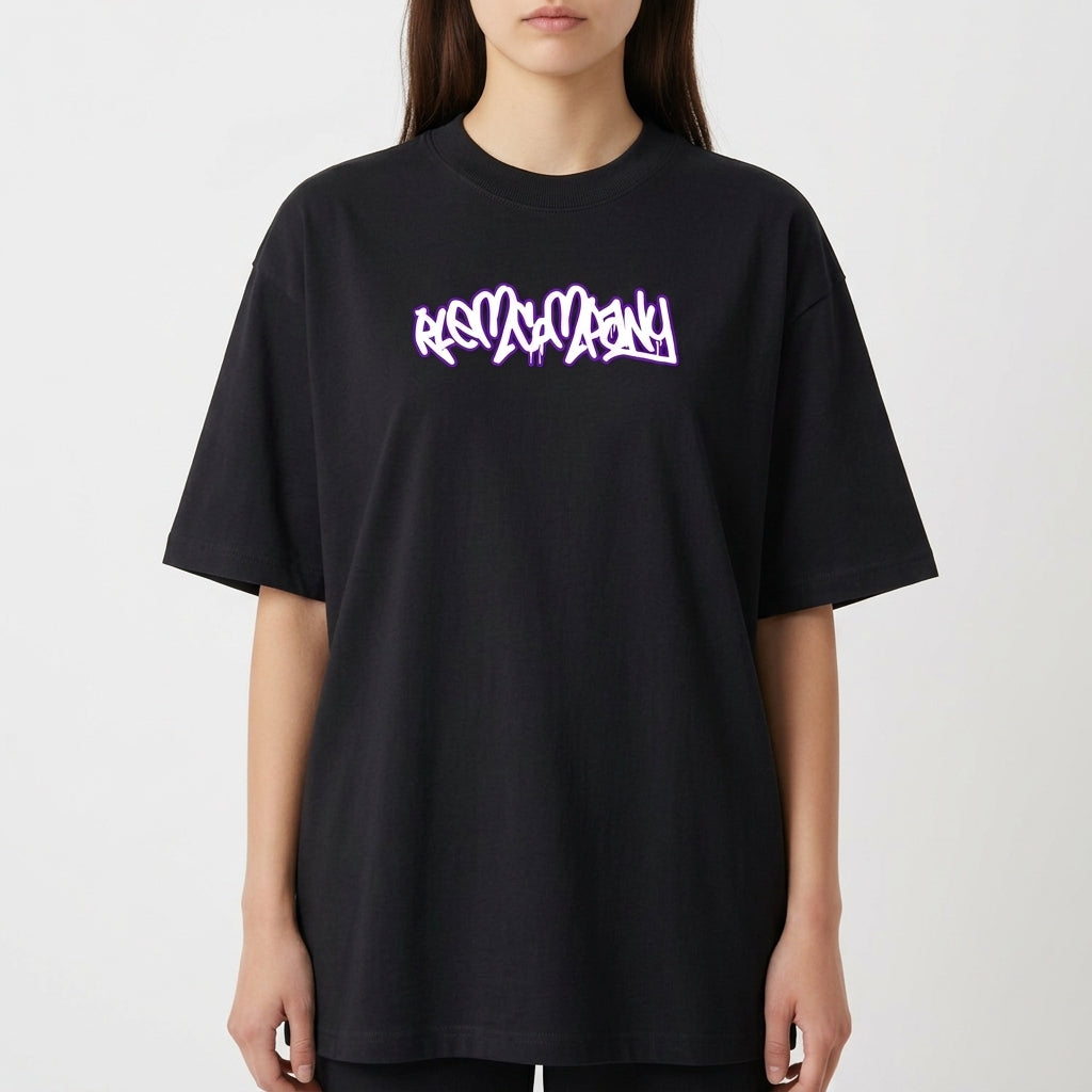 Camiseta com estampa frontal de tipografia estilizada, parecendo um grafite urbano, em traços grossos e curvos, formando uma composição artística vibrante.