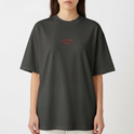 Camiseta com estampa frontal de texto estilizado pequeno e estampa traseira de relógio realista com frases e a palavra "Timeless" em destaque.