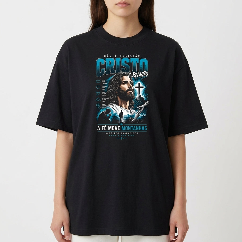 Camiseta com estampa frontal de Jesus Cristo com cabelo longo, barba, vestimentas tradicionais, cruz ao lado e texto "Cristo é relação, a fé move montanhas".