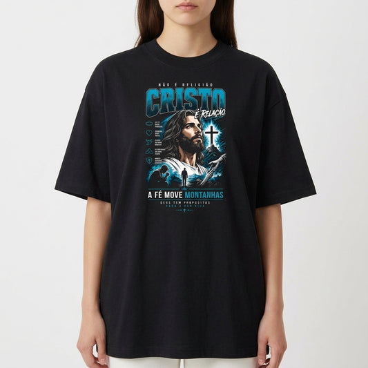 Camiseta com estampa frontal de Jesus Cristo com cabelo longo, barba, vestimentas tradicionais, cruz ao lado e texto "Cristo é relação, a fé move montanhas".
