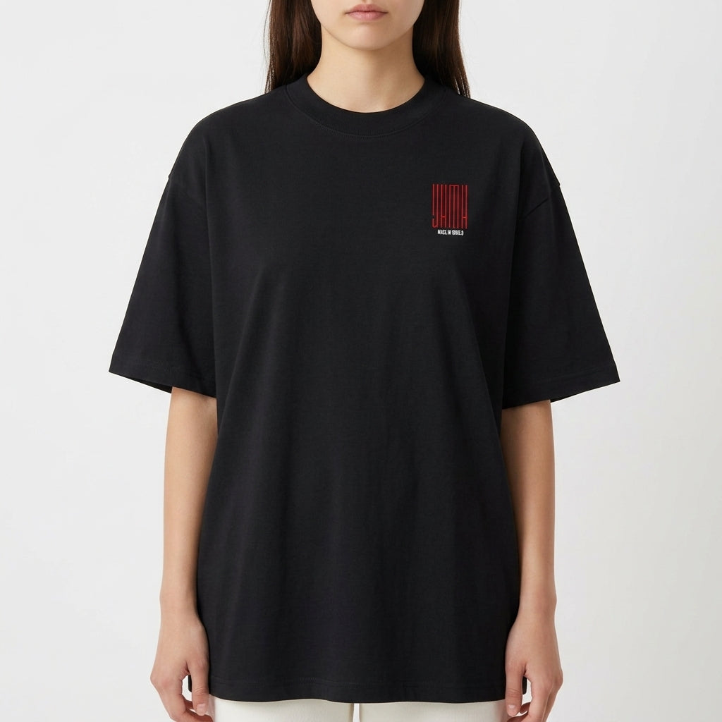 Camiseta com estampa frontal de barras verticais ao lado de caracteres pequenos e estampa traseira com caracteres grandes sobrepostos por caracteres menores.