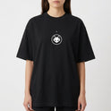 Camiseta com estampa frontal de uma raposa em um círculo sob uma estrela e estampa traseira de raposa caminhando com texto curvo acima e pequena estrela à frente.