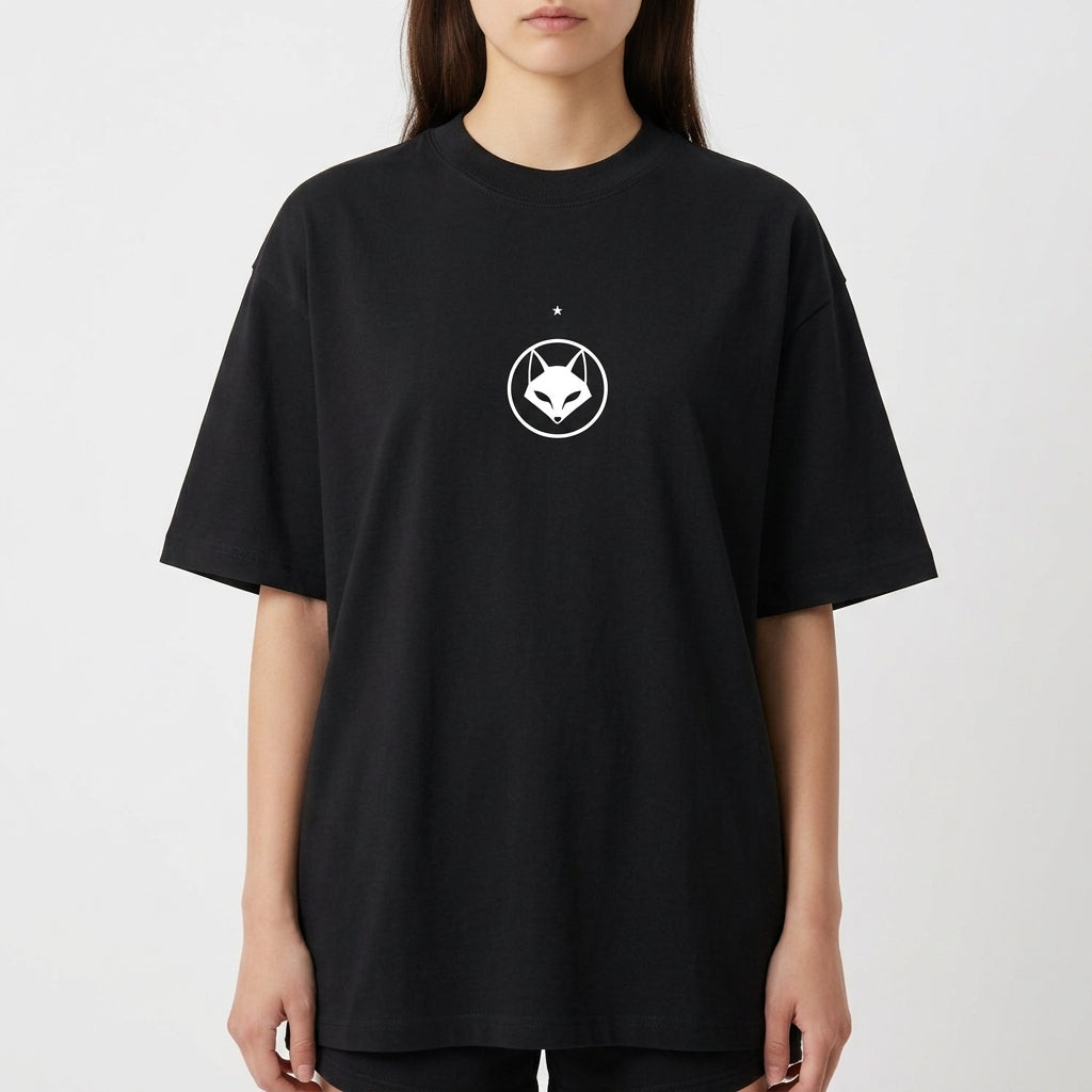 Camiseta com estampa frontal de uma raposa em um círculo sob uma estrela e estampa traseira de raposa caminhando com texto curvo acima e pequena estrela à frente.