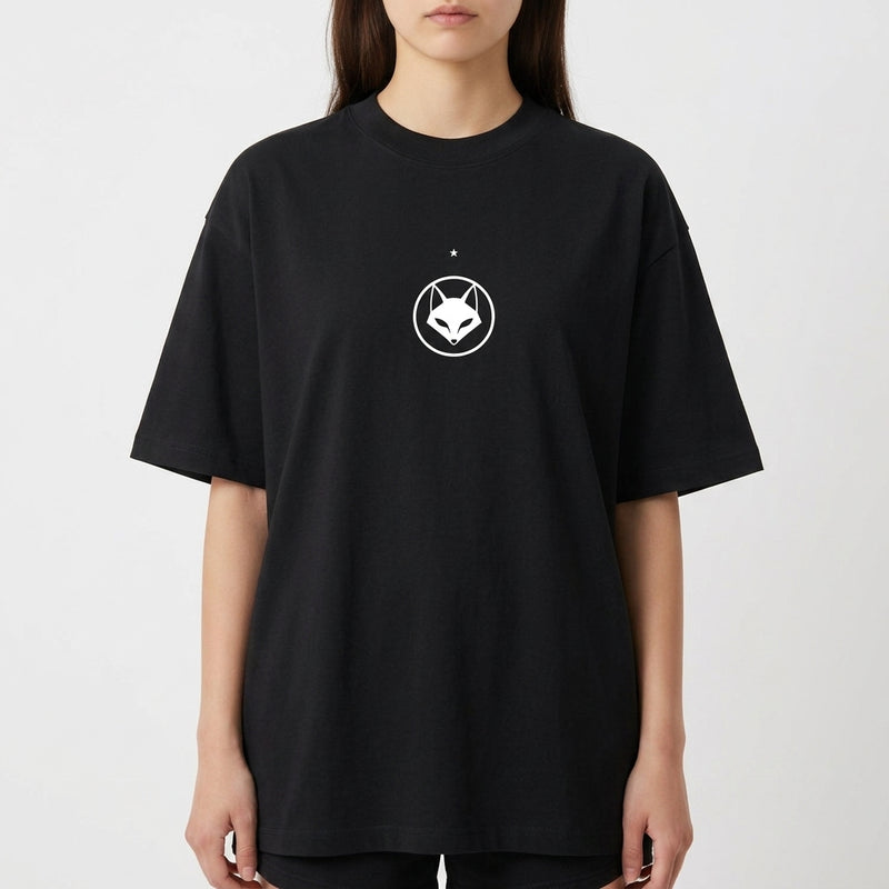 Camiseta com estampa frontal de uma raposa em um círculo sob uma estrela e estampa traseira de raposa caminhando com texto curvo acima e pequena estrela à frente.
