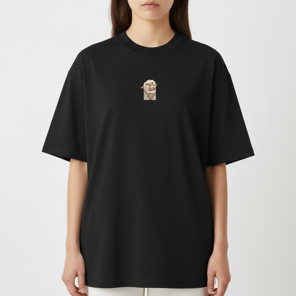 Camiseta com estampa frontal de pequeno personagem segurando cartaz e estampa traseira de personagem em pose dinâmica com fundo de fumaça e texto estilizado acima.
