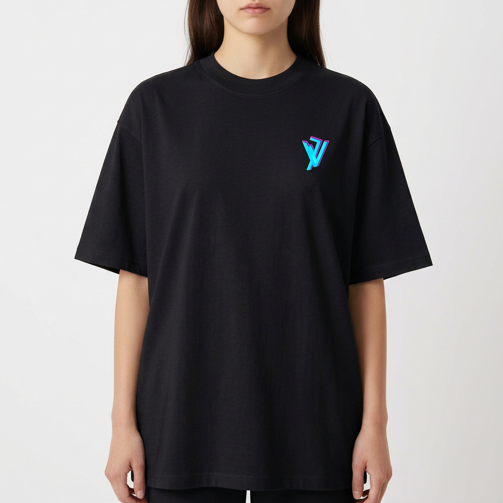 Camiseta com estampa frontal de logotipo estilizado pequeno e estampa traseira de crânio roxo com detalhes gráficos, texto futurista e elementos geométricos.