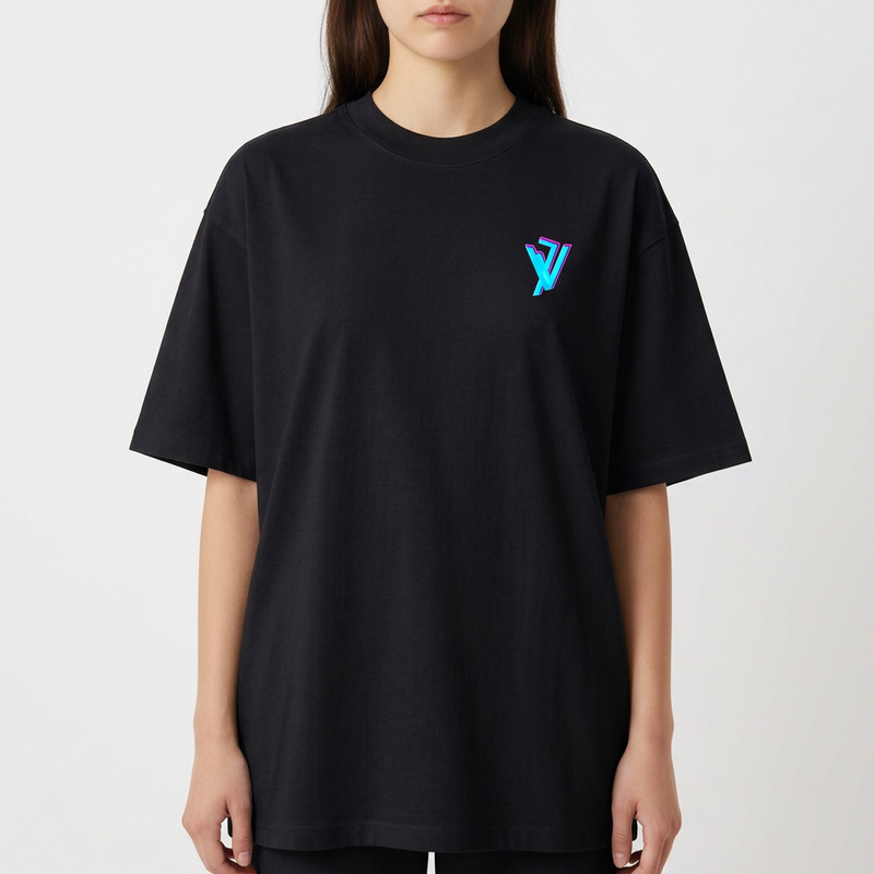 Camiseta com estampa frontal de logotipo estilizado pequeno e estampa traseira de crânio roxo com detalhes gráficos, texto futurista e elementos geométricos.