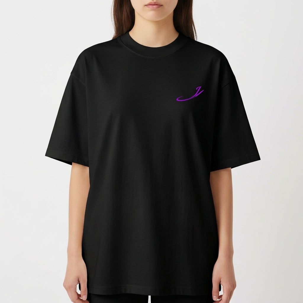 Camiseta com estampa frontal de traço curvado estilizado e estampa traseira de três máscaras teatrais, com uma sorrindo e duas expressando tristeza.