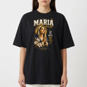 Camiseta com estampa frontal de uma figura religiosa cercada de flores e estrelas, com texto grande destacando "Maria Mãe de Jesus" e outros detalhes.