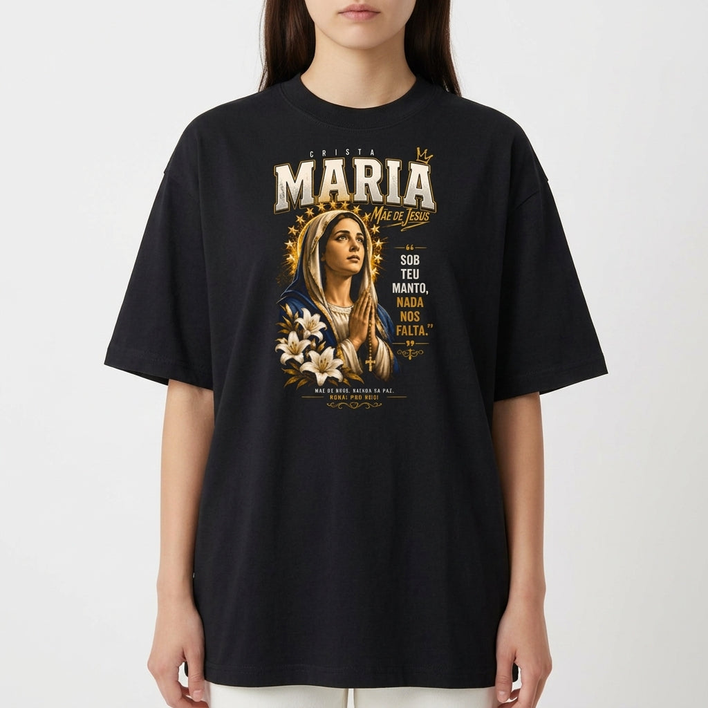 Camiseta com estampa frontal de uma figura religiosa cercada de flores e estrelas, com texto grande destacando "Maria Mãe de Jesus" e outros detalhes.