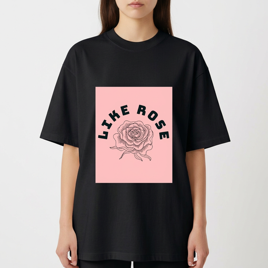 Camiseta com estampa frontal de uma rosa detalhadamente desenhada, acompanhada pela frase "LIKE ROSE" disposta em arco acima da imagem.