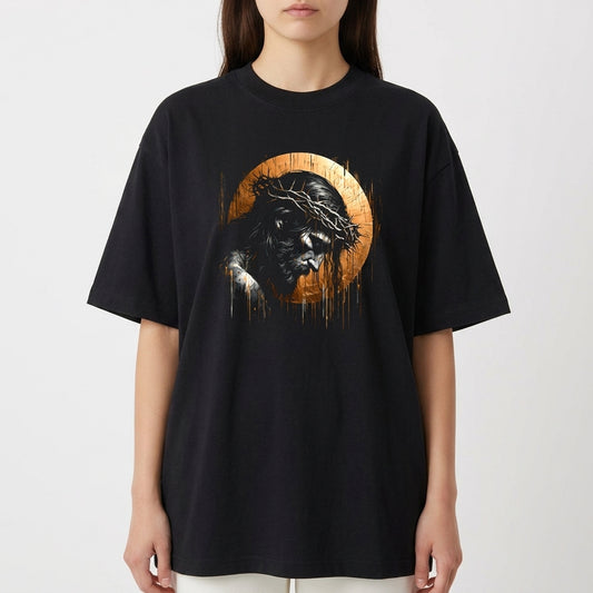 Camiseta com estampa frontal de um rosto com coroa de espinhos, destacado por um halo semelhante a pinceladas em torno, criando um efeito dramático.