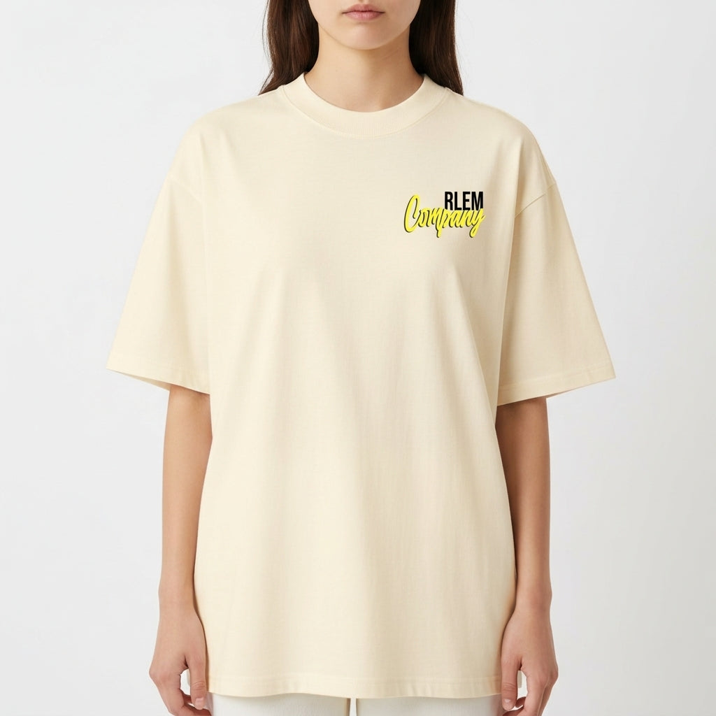 Camiseta com estampa frontal de texto estilizado com as palavras "RLEM Company" e estampa traseira de lâmpada vintage acompanhada da frase "SEJA LUZ EM MEIO AO CAOS".