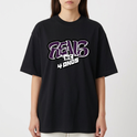 Camiseta com estampa frontal de letras estilizadas "Reais M.C. 4 anos" e estampa traseira de um crânio segurando uma placa com símbolo estilizado.