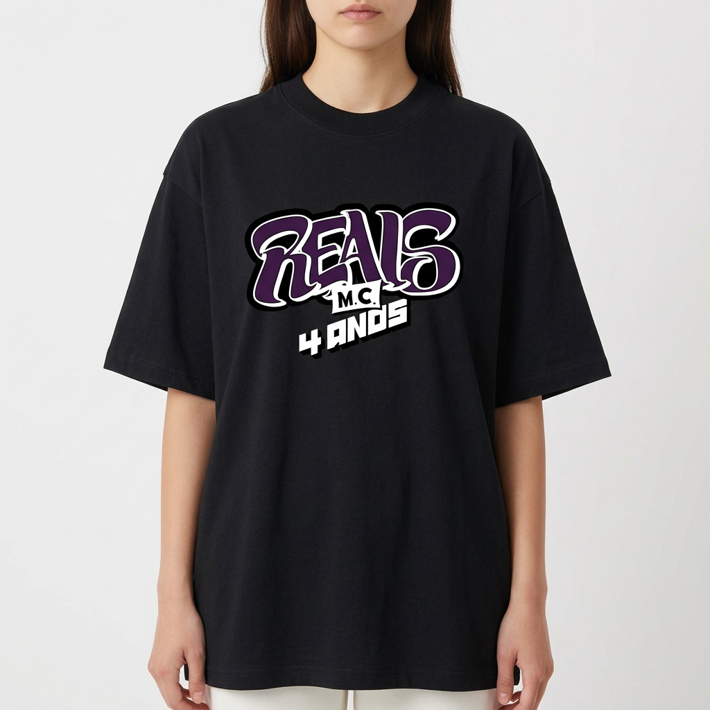 Camiseta com estampa frontal de letras estilizadas "Reais M.C. 4 anos" e estampa traseira de um crânio segurando uma placa com símbolo estilizado.