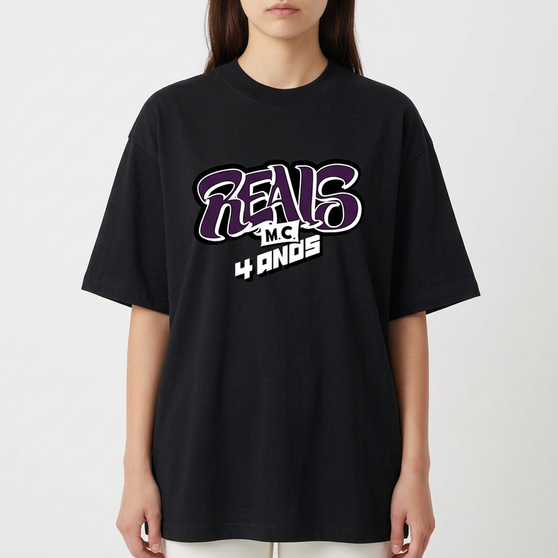 Camiseta com estampa frontal de letras estilizadas "Reais M.C. 4 anos" e estampa traseira de um crânio segurando uma placa com símbolo estilizado.