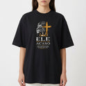 Camiseta com estampa frontal de leão em perfil ao lado de uma cruz, seguida pela frase "Ele não reina por acaso" e texto menor detalhando uma passagem.