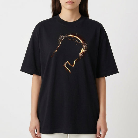 Camiseta com estampa frontal de um perfil contornado de rosto envolto em espinhos e auréola luminosa, destacando traços finos e detalhados.