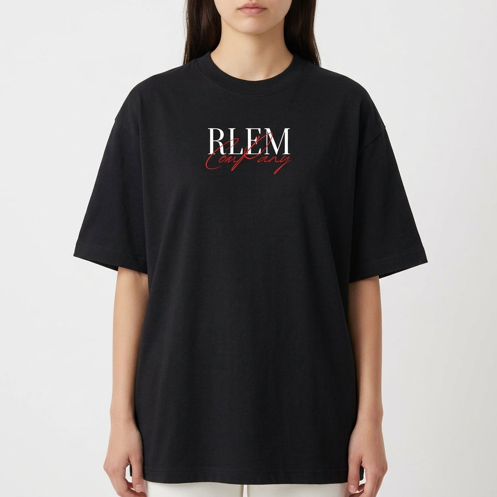 Camiseta com estampa frontal de letras estilizadas "RLEM" em branco, sobrepostas a uma assinatura cursiva na cor vermelha, criando um contraste marcante.